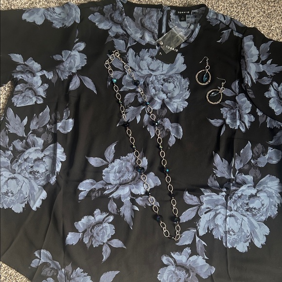 Torrid Elegant Georgette Ruffle Blouse Blue Rose Floral on Black New with tag 1X - Picture 10 of 15